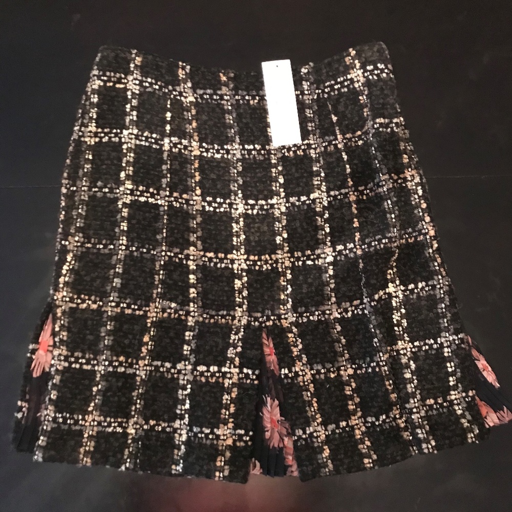 ESTHER CHEN MULTI MEDIUM SKIRT WITH 4 LINED SPLITS. SIZE 10